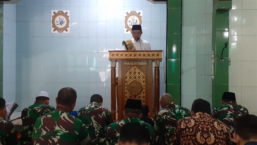 Tingkatkan Keimanan dan Ketaqwaan, Prajurit Makutarama Laksanakan Ibadah Sholat Jumat Berjamaah